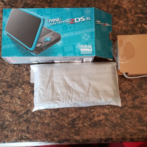 NEW Nintendo 2DS XL - Picture 5 of 8